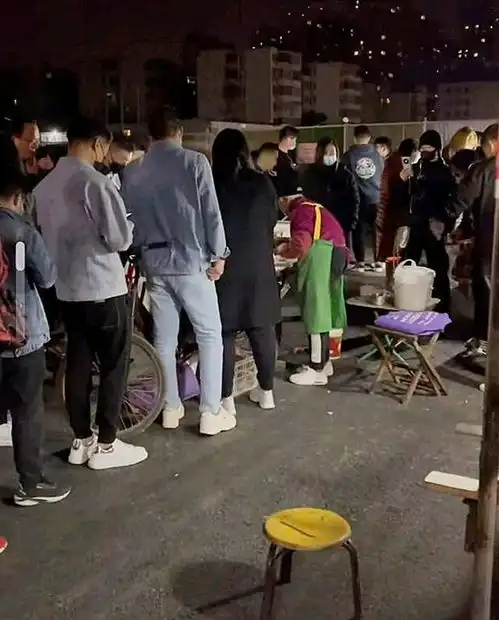 见流量就上的苍蝇主播孙海洋家成拍客聚集地,大衣哥连睡觉都被拍
