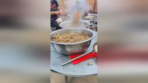 陕北农村酒席大碗喝酒大口吃肉的豪放场面
