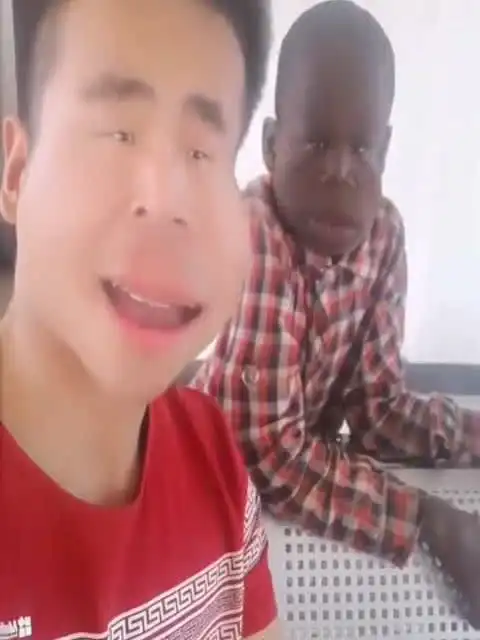 中国小伙和非洲小孩神同步呀,这表情能把人逗乐
