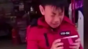 小学生打白银局晋级赛输了,在床上无能狂怒,你看他玩得多开心啊
