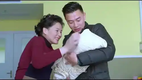 馨儿看着刚出生的弟弟问,他的爸爸妈妈是谁啊,小表情萌翻了
