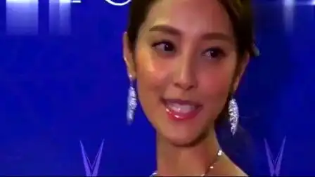 表情浪漫的婚礼,陈凯琳被郑嘉颖公主抱,新郎幸福到哭泣,新娘紧张...表情
