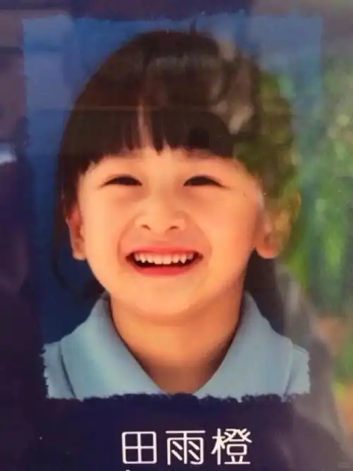 田亮带一双儿女去剑桥参观,16岁森蝶打俩耳钉好酷,多次拒绝合影