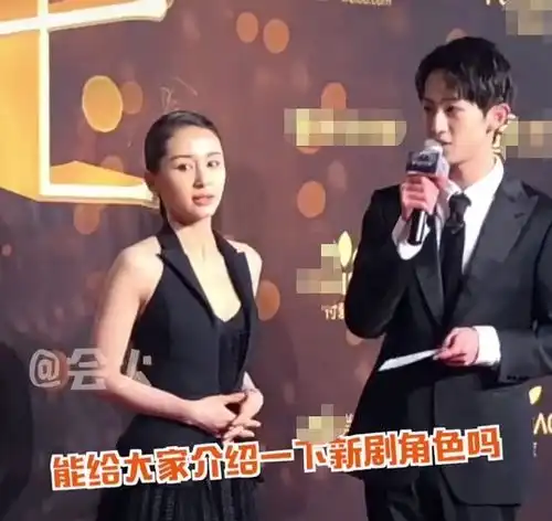王子文穿露背裙走红毯冻得打哆嗦,被拦在舞台上后表情亮了
