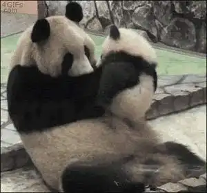 小姑娘不就吃个东西,你的表情至于这样吗
