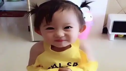 恬宝这件衣服有点潮啊,爱谁谁的表情却是这样的,也太搞笑了吧
