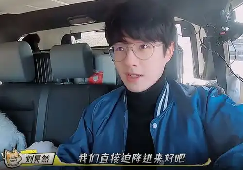 王俊凯悄悄看韩剧,和刘昊然讨论剧情有多甜,表情像极了嗑cp的粉丝
