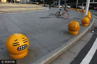 太萌拦车石变表情包民众拍照留念
