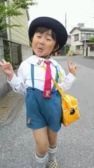 和阿信长的相似的表情搞笑的小女孩原图,有的话提供一下,谢谢
