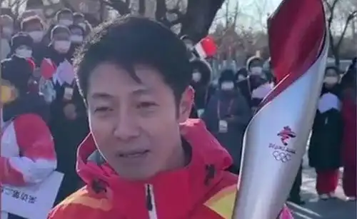 火炬手撒贝宁远程教育科技嘴可以瓢腿不能瓢
