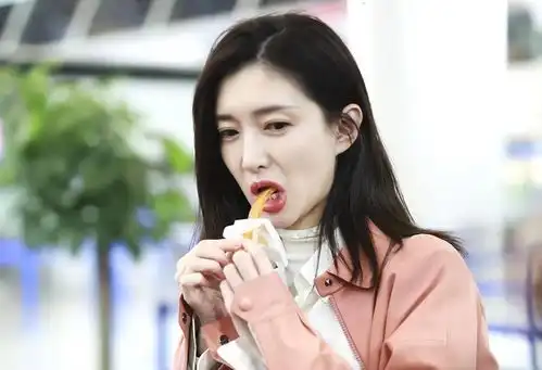 江疏影机场吃辣条,连吃辣条都这么美,好想当那个辣条
