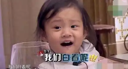 给甜馨补过生日,贾乃亮带甜馨与爷爷奶奶吃饭,分别时老人抱着孙女不愿撒手
