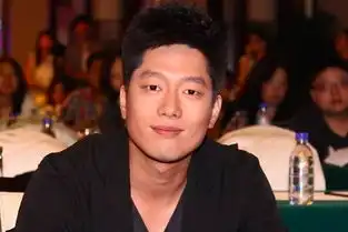 凌潇肃献唱无法原谅台风浮夸,7年后他靠表情包和金句走红
