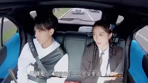 李易峰问关晓彤戒指是不是鹿晗买的关晓彤的表情,太搞笑了
