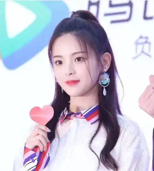 杨超越早期照片流出,蜡笔小新眉毛抢镜,网友不敢认
