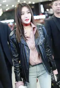 秦岚换造型了一改少女人设穿花衬衫配红唇,浓浓的网红风
