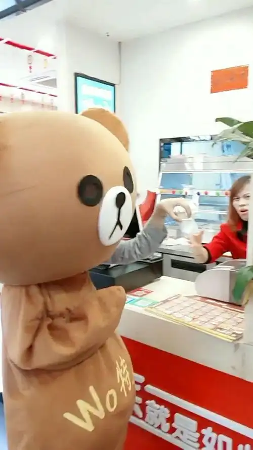 小熊只是拿一个冰淇淋,小姐姐你什么表情
