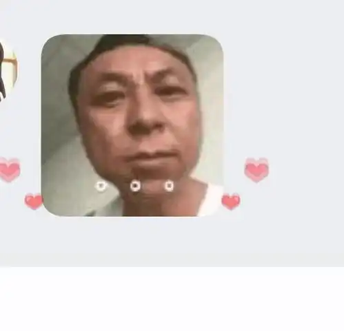 为什么qq看别人发的表情包有爱心
