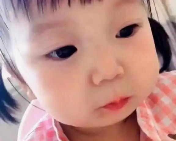 萌宝被妈妈打屁股,表情超委屈,网友样子好可怜啊
