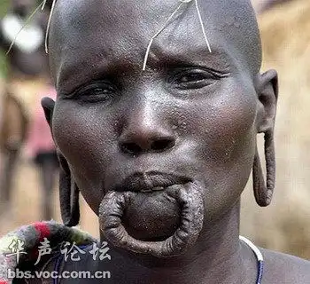 的相册唇盘族女人割开下唇,塞个大盘子
