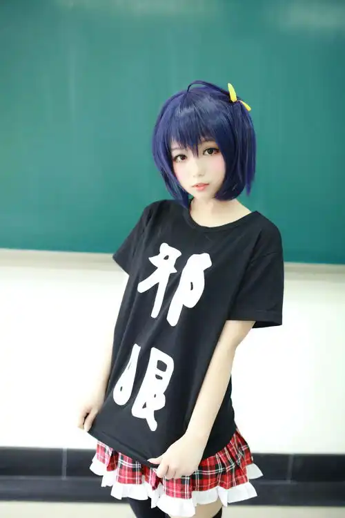 中二病也要谈恋爱小鸟游六花cos,表情动作各种神还原
