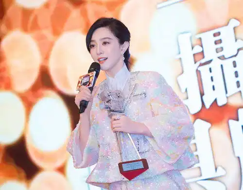 女王归来范冰冰连登国外知名杂志封面,一脸傲娇表情心情大好
