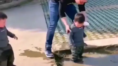 小朋友真是种可爱的生物,不过爸爸生无可恋的表情,真的太搞笑了
