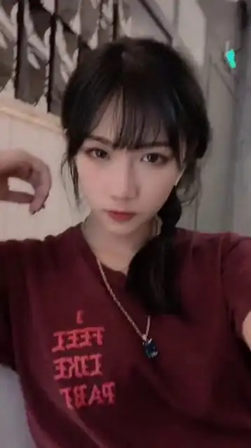 钟婷小姐姐又变漂亮了,看她微笑的样子真甜,网友是心动的感觉
