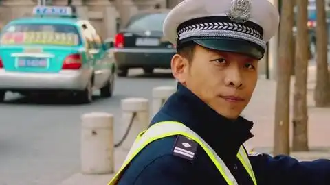 憨豆想逗小孩做着各种搞笑表情,愤怒的小孩给了憨豆一耳光
