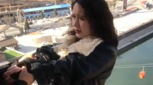 漂亮小姐姐玩蹦极,看看这害怕的小表情,真的发自内心的心疼啊
