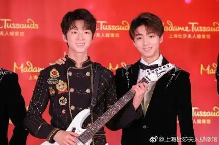 tfboys揭幕蜡像,王俊凯叹气,王源同款表情,千玺尴尬憋笑
