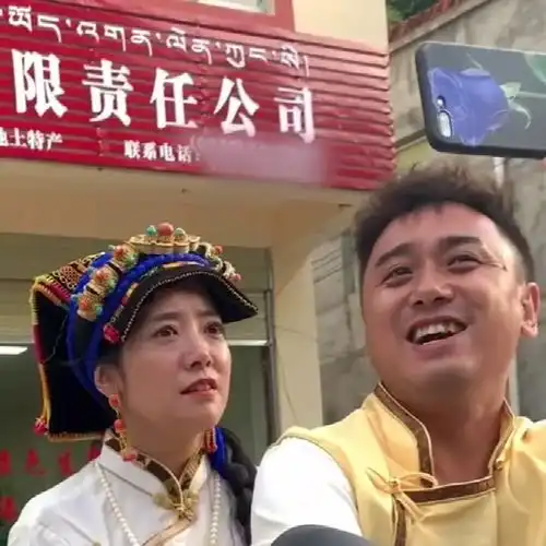 吃着碗里,看着锅里的老公看到美女就是这幅表情,我都无语了
