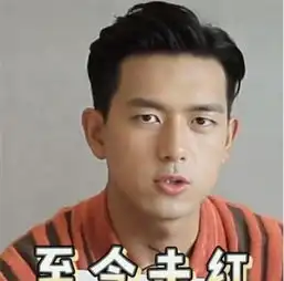 李现离开美颜和ps,瞬间暴露真实颜值,网友心碎了一地
