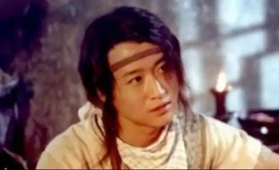 吴京抱亲儿子拍电影,孩子穿麻布衣服接地气,年满3岁片场太懂事
