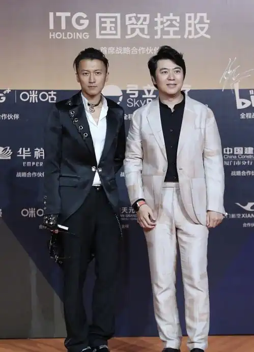 金鸡奖沈腾红毯骑车拒载贾玲,关晓彤陈飞宇上演搞笑情头,谋女郎献唱超惊艳
