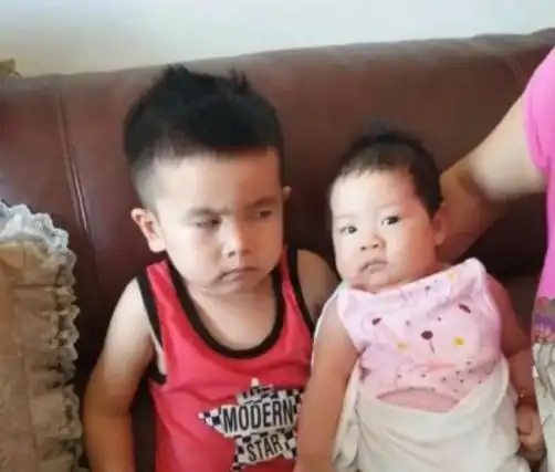 搞笑gif趣图当二胎政策开放以后,哥哥第一次看到弟弟的表情
