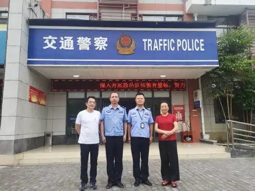 黔东南交警郑刚在成都抢救昏迷男子获网友点赞
