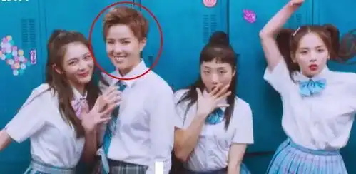 傅菁公开火箭少女校服照,杨芸晴笑成表情包,杨超越全程搞怪
