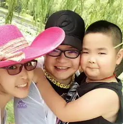 乡村灵魂舞王谢腾飞实力轰炸朋友圈,还没用过他的表情包你就危险了
