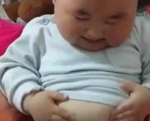 奶奶给孩子吃太多,宝宝吃饱摸肚子的表情,把一家人都乐坏了
