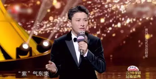贾乃亮让杨紫摘下口罩,表演一个生气的表情,杨紫一脸懵乖乖照做
