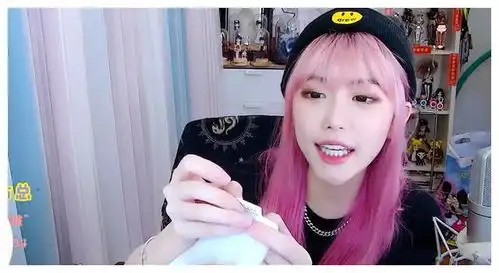 周淑怡在欧洲买的帽子发现是中国制造,富婆钱打水漂啦

