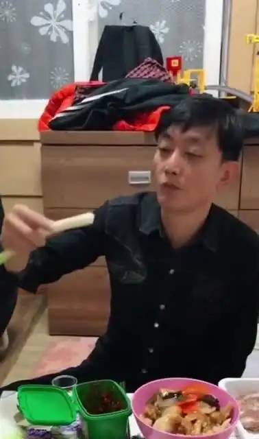 韩国欧巴学中国大葱蘸大酱,满脸的表情包,原谅我不厚道的笑了
