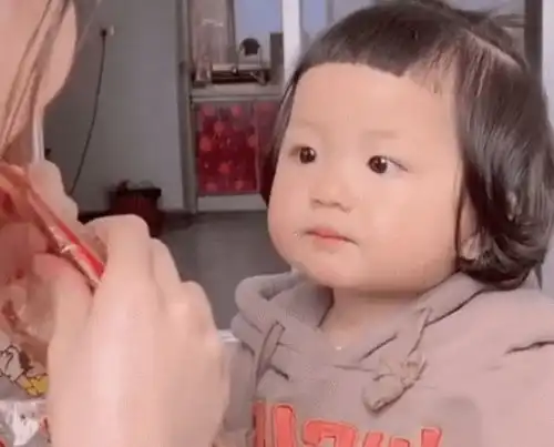 萌娃看小姨吃辣条,馋出了表情包,张着嘴巴咽口水萌翻网友
