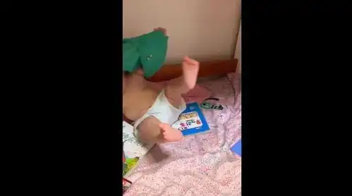 小萌娃脱衣服方式独特,脸被挤成表情包
