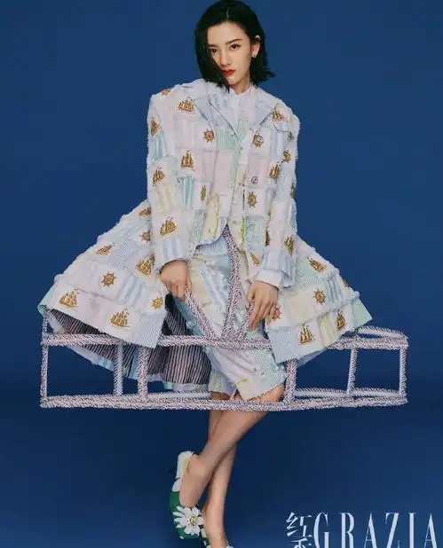 宋祖儿居然是隐藏腿精脱掉长靴,还放飞当搞怪表情包
