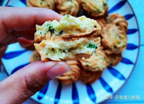 不喜欢甜饼干,教你制作这款香葱曲奇吧,咸香酥松,葱香味浓
