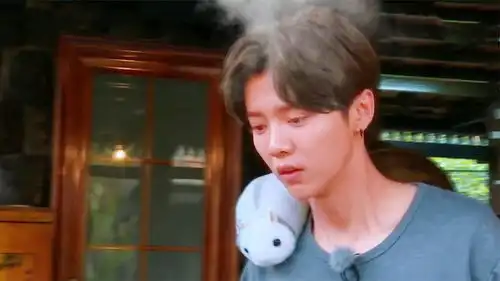 明星吃辣椒片段,鹿晗辣到表情扭曲,邓超再来一个,以毒攻毒
