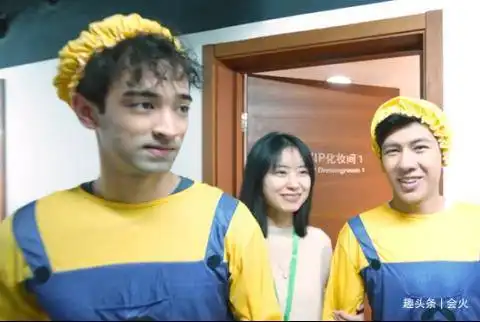 韦唯儿子在清华大学深造一头卷发五官超立体,妈妈发文激动狂夸
