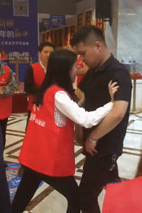 搞笑gif看他表情就知道输不了,真是全靠他
